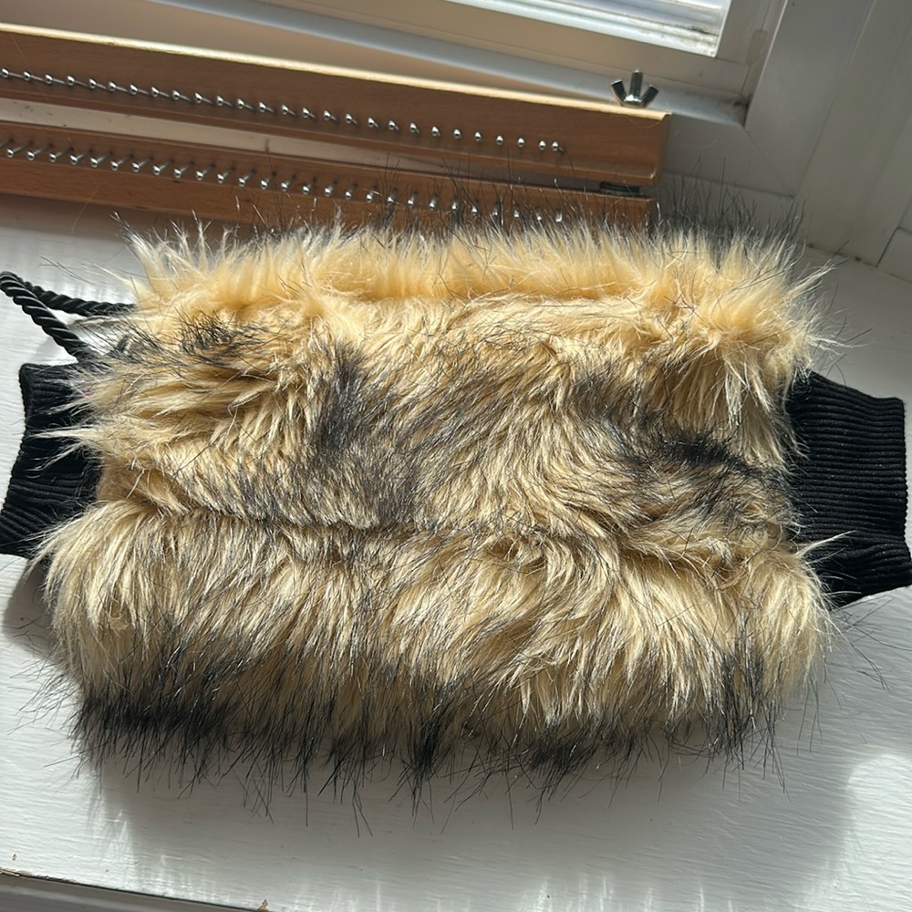 Vintage style faux-fur hand muff